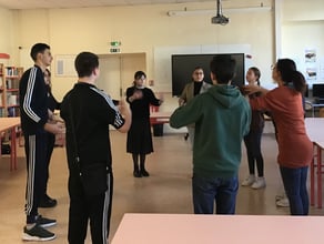 La comédienne Caroline Faye entraîne les élèves à la finale du concours d'éloquence