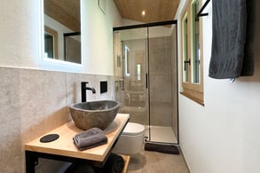 Badezimmer mit Granit im exklusiven Chalet in Grindelwald