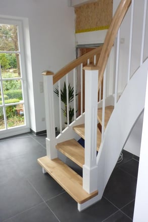 Wangentreppe Birke, natur / Weißlack, "Hüll" (1) - Foto: KÄPPLER BauTischlerei