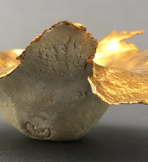 Lichtschale in Gold und Raku