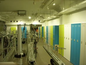 駐輪場とロッカーが並びます。