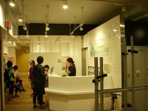 新しく清潔感のあるフロント。