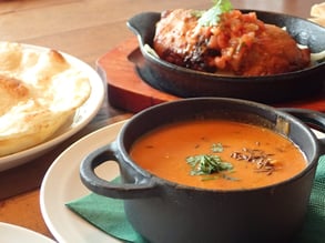 バターチキンカレー。マイルドな味わいながら、香辛料の複雑な香りが広がります。