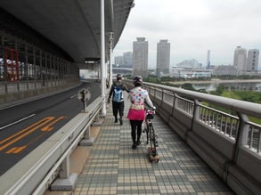 自転車は押し歩きます。ちょっとしたコツが必要ですが、サポートしますのでご安心を!
