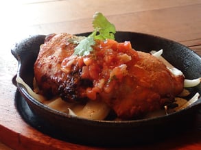 タンドリーチキン。柔らかく焼き上げられた鶏肉。噛みしめれば、脂と旨味が口中に広がります。