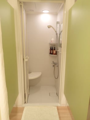 清潔なシャワー室。ボディソープ等のアメニティも備え付けられています。当日、輪行で帰宅される方は、汗を流してから帰ることもできますよ!。