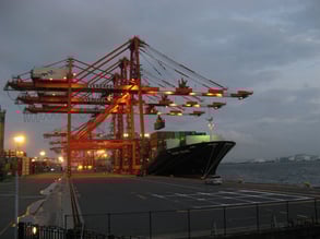 ガントリークレーンとは、船からコンテナを荷卸しするためのクレーン。運が良ければ、このようにガントリークレーンが動いているさまを眼前で見ることができます。