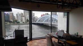 当日貸し切りになる部屋。画像中では、余計なもの(PCとかね)が写っていますがお許しを。隅田川を臨む、絶好のロケーションです。
