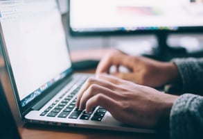 土日・週末にも翻訳の稼働が可能です。