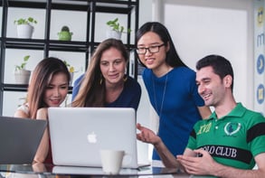 いつもの翻訳メンバーにお任せください。