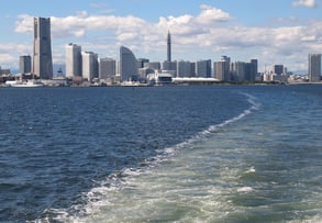 海からみなとみらいを見る