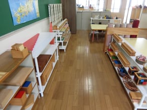 モンテッソーリ教育で使用する教具の写真です。