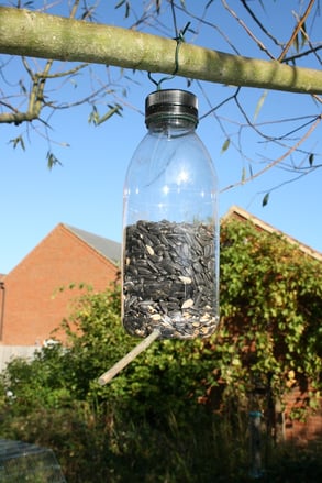 Futtersilo basteln selbst gemacht Futtersäule Kinder PET Flasche Plastikflasche Vogelfütterung günstig selber machen