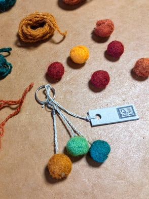 Petites teintures murales, tissées en laine grise, orange et noir, représentant la tête de vache Salers.