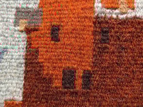 Détail d'un tissage mural, kilim, représentant un veau de vache Salers.