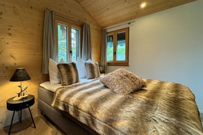 Bedroom with comfortable box-spring bed for rent in Grindelwald
