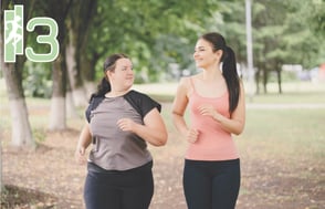 Zwei Frauen laufen im Park