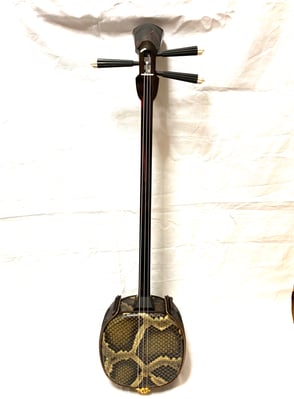 銘苅春政作 人工漆 与那城三線