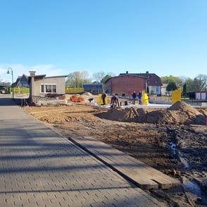 Hausbau mit Eigenleistung bei Schwerin: Verlegung der ersten Steine