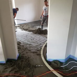 Der Beton-Heiz-Estrich wird eingepumpt für das moderne Haus mit Fußbodenheizung