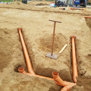 Installation Schmutzwasserrohre beim Hausbau mit Eigenleistung