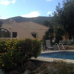 Finca met zwembad terassen schaduw wijn diner buitenkeuken