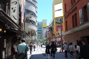 新宿三丁目、大塚家具隣り