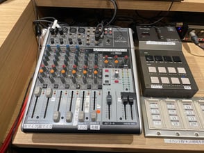 スピーカー設置やBGMを流すための放送関係の故障修理の案内です。