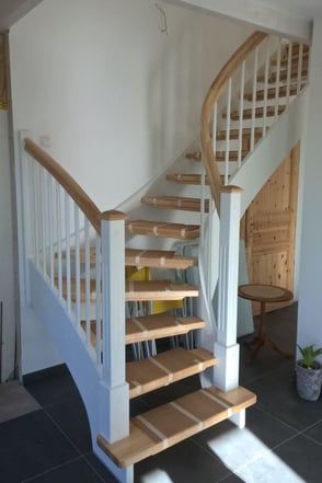 Wangentreppe Birke, natur / Weißlack, "Hüll" (1) - Foto: KÄPPLER BauTischlerei