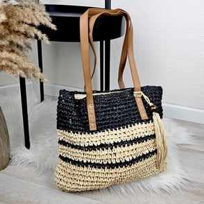 Henkeltasche der Frieda in braun. Über der Schulter tragbar mit zusätzlichen, abnehmbaren Schulterriemen. Metallteile im Silberton. Schließt mit Reißverschluss, außen zusätzliche Einsteckfächer. Vintagelook. Maße: 32x25x12 cm.