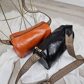 Umhängetasche Mia in rosa. Metallteile im Silberton. Schließt mit Magnetdruckknopf. Innenfach schließt mit Reißverschluss. Dünner Trageriemen, Tasche mit zwei Quasten. Maße: 18,5x14x5,5 cm.