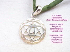 Schmuck mit Herz Chakra Anhänger