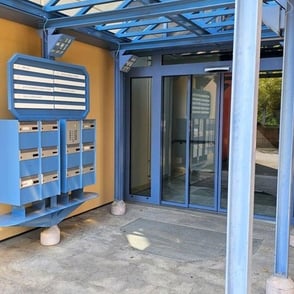 Haupteingang des alesafashion Showrooms in Kriens – Anbieter für Berufs- und Vereinsbekleidung, bestickt und bedruckt