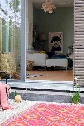 dieartige // Design Studio - Südterrasse mit Einblick ins Wohnzimmer