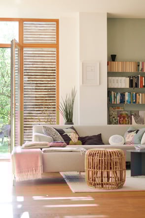 dieartige // Design Studio - Sommerlicht im Wohnzimmer, Schiebeläden