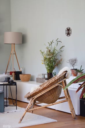 dieartige // Design Studio - Wiesenblumen, Korbstuhl, Wohnzimmer, Wandfarbe Salbei