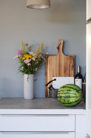 dieartige // Design Studio - Küchen mit Wiesenblumen, Grau, Weiß + Holz