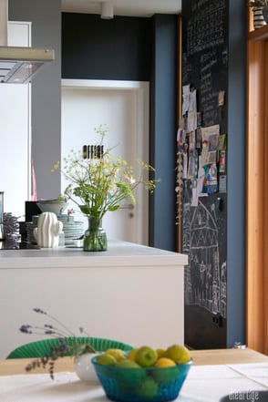 dieartigeBLOG // Design Studio - dunkle Wandfarbe, Anthrazit + Holz