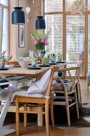 dieartige // #Tischdeko für #Gäste zum #Geburtstagskaffee; #Schiebeläden #Gubileuchten #Wishbonechair #Esstisch