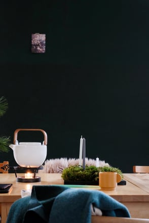 dieartige // Design Studio - Teezeit am Esstisch, Asa-Teekanne, tannengrüne Leinwand, Adventsgesteck