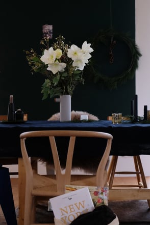 dieartige // Design Studio - Esstisch, Essplatz mit Wishbone Chair + Amaryllis, Wintermood