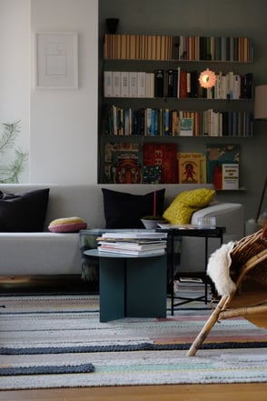 dieartige // Design Studio - Wohnzimmer im Dezember, Rolf Benz Sofa, Freistil, Hay Tisch, Teebooks Regale