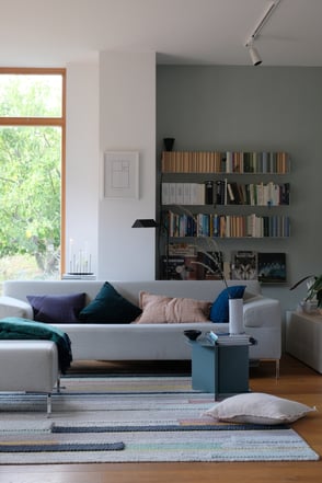 dieartige // Design Studio - Wohnzimmer im Spätsommer, Pflaume, Samtgrün, blasses Terrakotta-Rose, Grau-Petrol