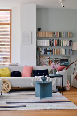 dieartige // Design Studio - #Wohnzimmer im Spät-#Frühling - #Teebooks-Regale, #Hay-Table, #Freistil-Sofa, #Wollteppich