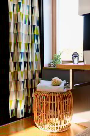 dieartige // Familienbad mit schwarzer Dusche + Eichen-Elementen