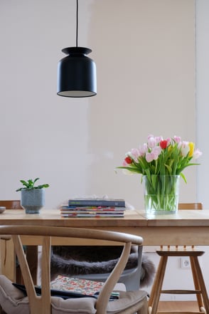 dieartige - #Esstischinspo - Tulpen + Gartenbücher