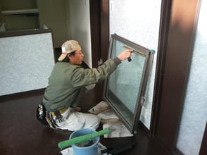 新築現場にて　ガラスの清掃作業状況