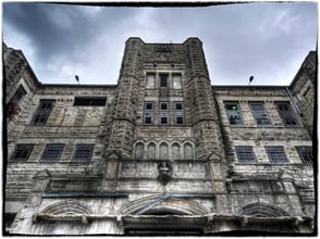 l'imponente ingresso del penitenziario