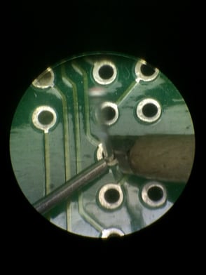 糸半田を供給する。