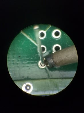 半田ゴテで母材を温める。